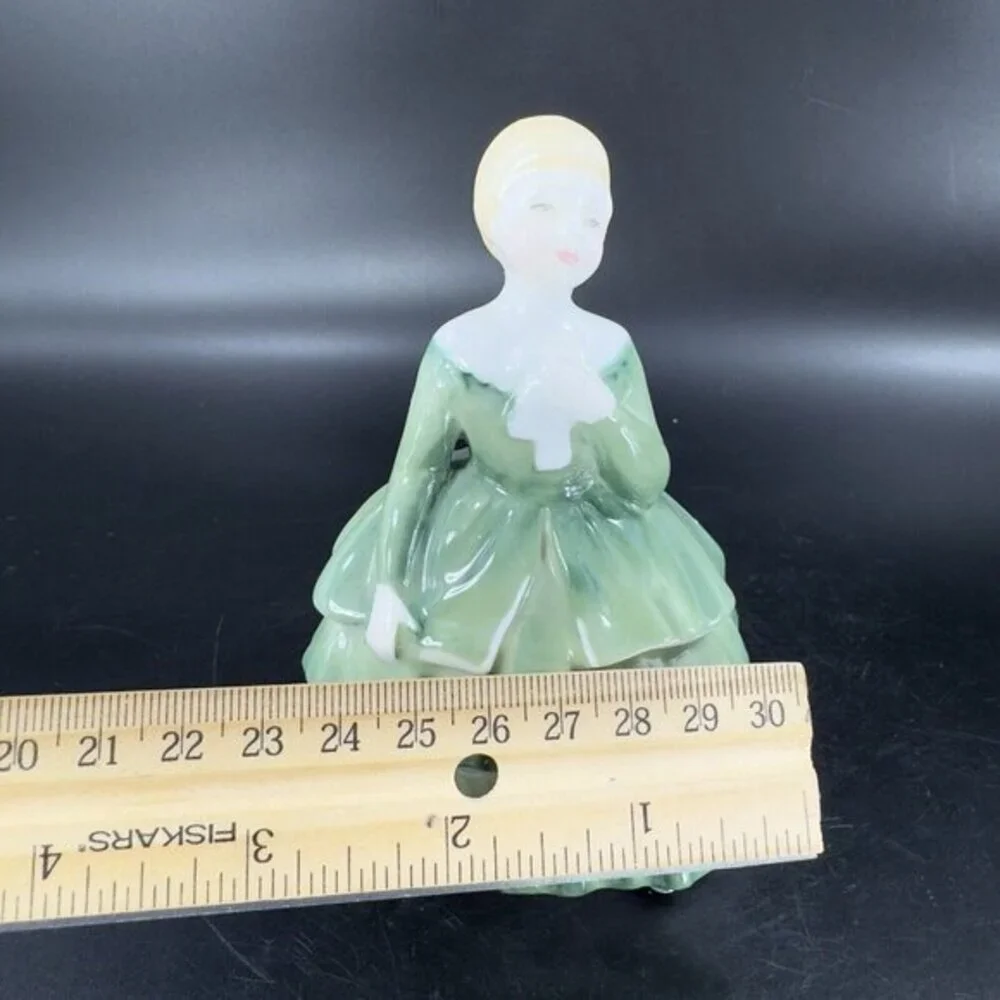 Vintage 1967 Royal Doulton England Miniature Porcelain Belle Figurine Porcelain‎
